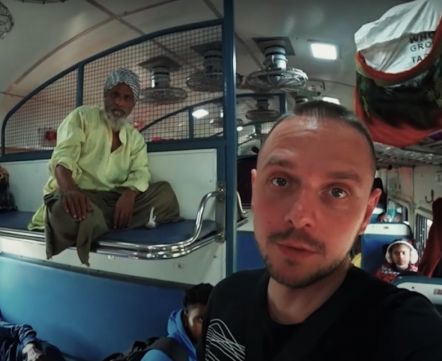 «Это был самый унизительный опыт». Беларуский тревел-блогер ехал на поезде по Индии 48 часов (!) в безлимитном вагоне – получился такой видеорепортаж